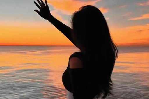 娱乐博主吃瓜少女张小寒被封号如何避免内容风险？